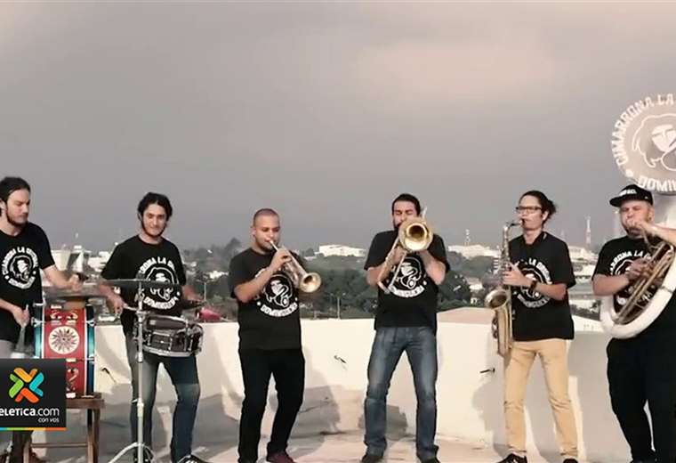 La banda la Cimarrona tocando al aire libre