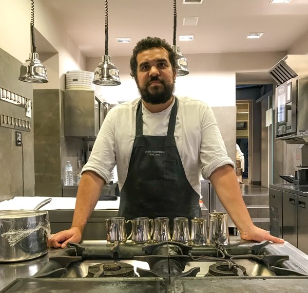 Jose Gillen en su cocina